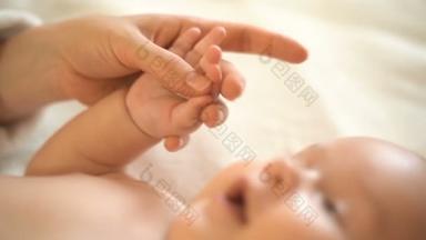 新生婴儿牵着妈妈的手